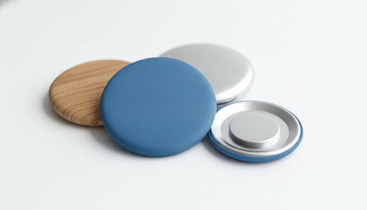 Werbebuttons für die Produkteinführung: Der Guide für haptisches Marketing 2026