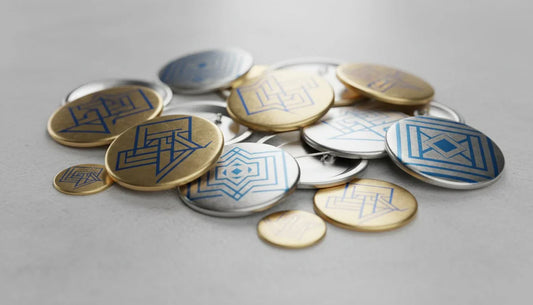 Metallic Buttons bestellen: Der Guide für edle Premium-Anstecker 2026