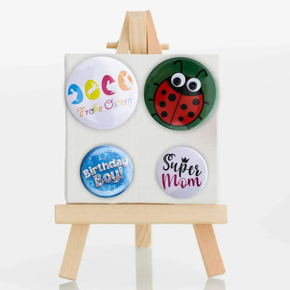 Vier fertige Motivbuttons, darunter ein Marienkäfer und der Schriftzug «Spass mit mir».