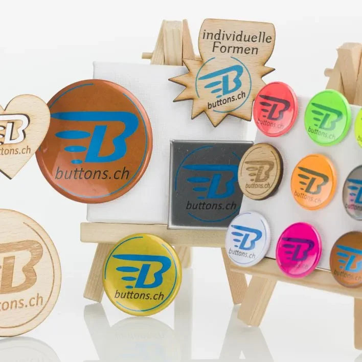 Auswahl an Metall-, Neon-, Metallic- und Holzbuttons in verschiedenen Formen mit buttons.ch-Logo.