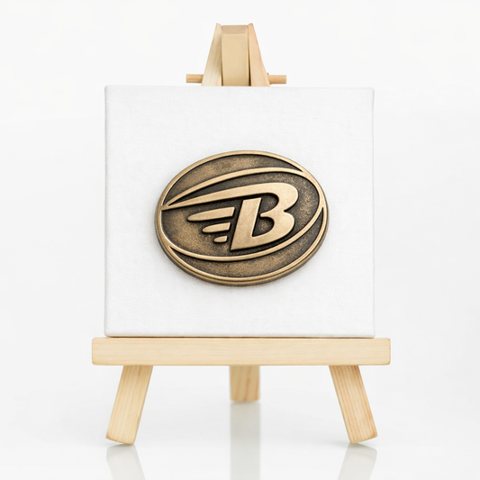 Geprägter antiker Pin aus Bronze mit B-Logo, rund, auf Leinwand präsentiert